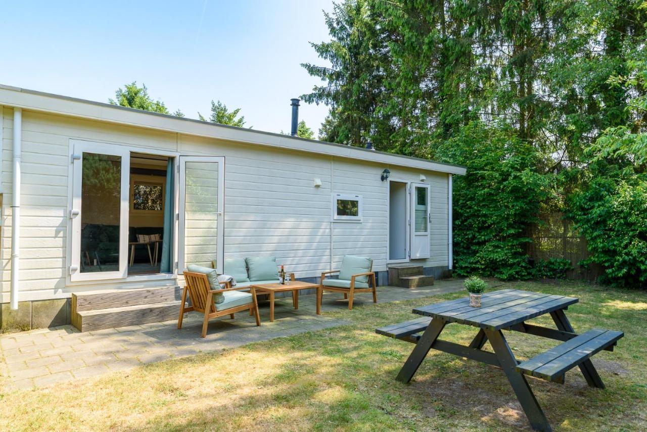 Chalet Met Eigen Tuin Aan De Veluwse Bosrand Путен Екстериор снимка